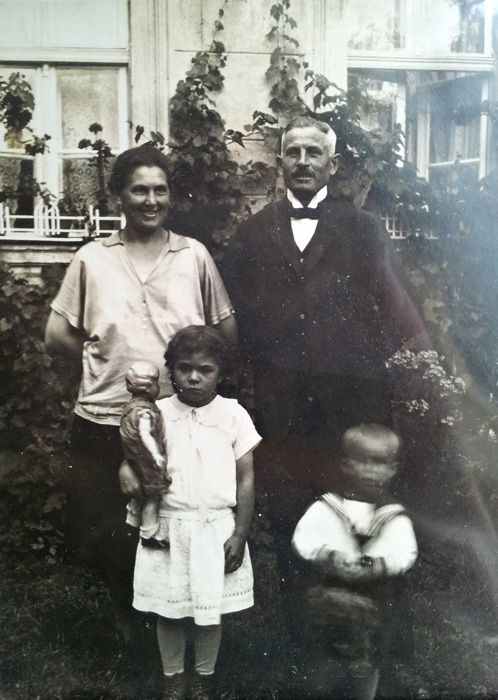 Hertzke family (mother, father, daughter and son) in wreath around 1928