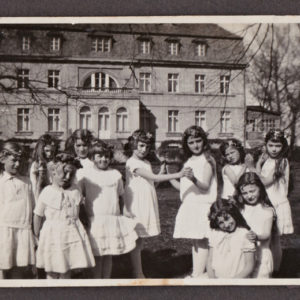 Girls in front of the castle in Kranz